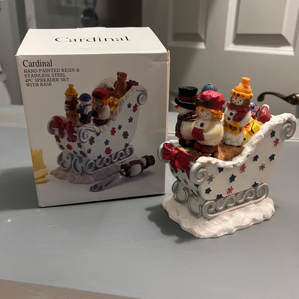 NEW IN BOX VINTAGE HAND PAINTED RESIN AND S/S 4 PC SPREADER SET W/ BASE